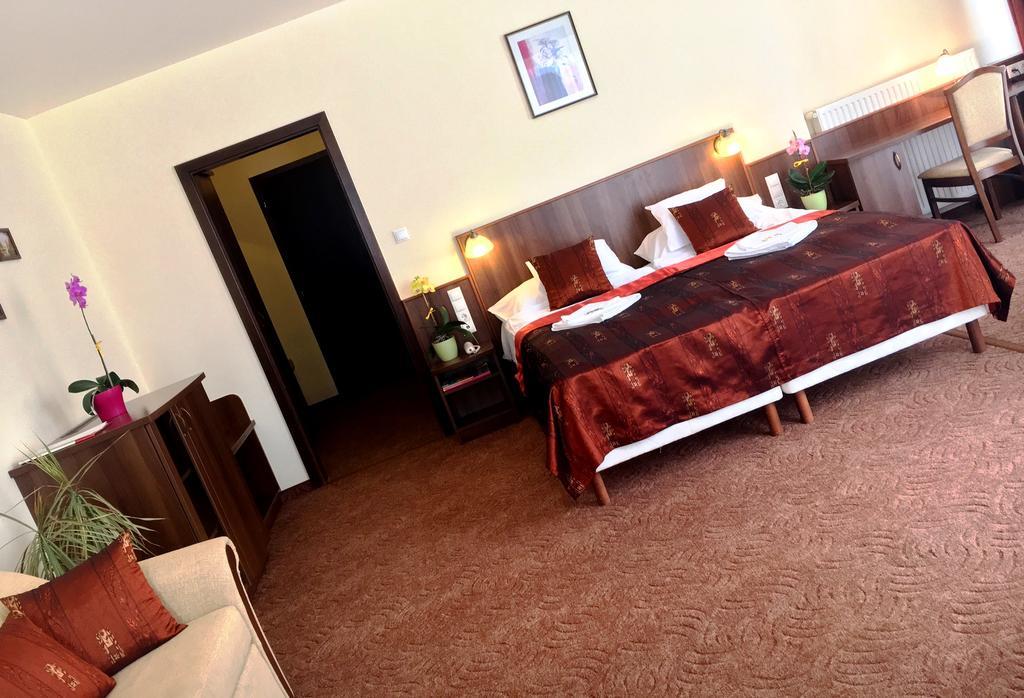 커진츠버르치커 Ambrozia Etterem Es Panzio B&B 외부 사진